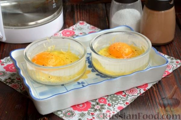 Яйца кокот с сыром и сметаной