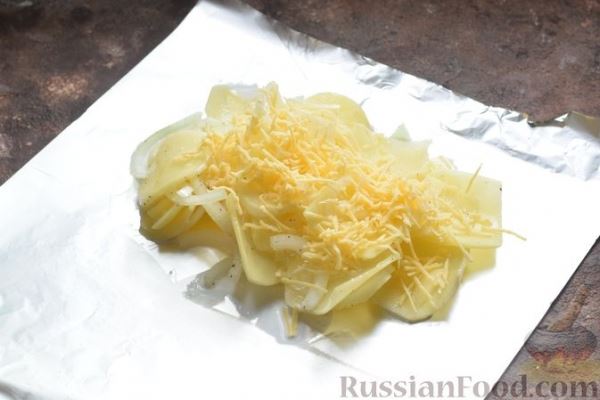 Картофель, запечённый с луком, сливками и сыром в фольге