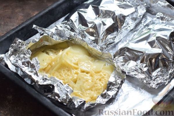 Картофель, запечённый с луком, сливками и сыром в фольге
