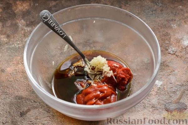 Куриная грудка, запечённая в томатно-соевом маринаде с аджикой