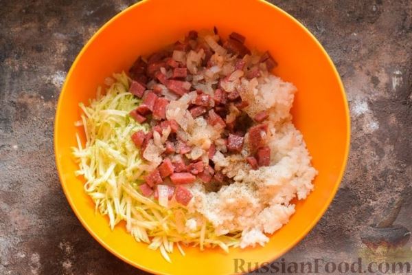 Рисовая запеканка с кабачками и колбасой