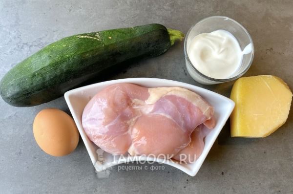 Запеканка из кабачков с курицей на сковороде