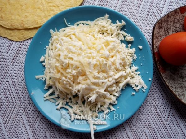 Кесадилья с колбасой и сыром (и помидорами)