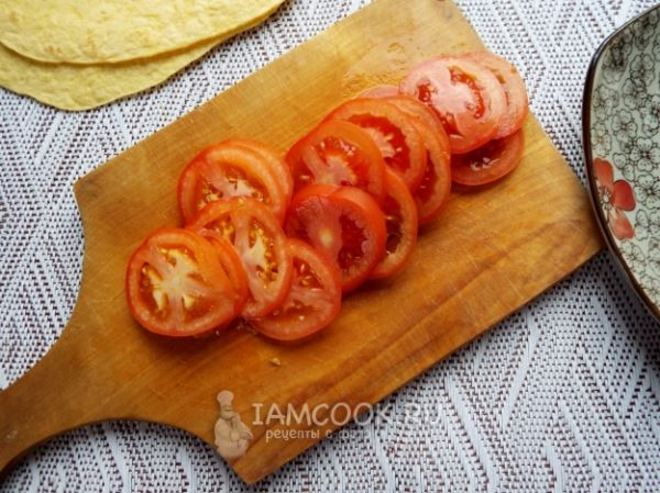 Кесадилья с колбасой и сыром (и помидорами)